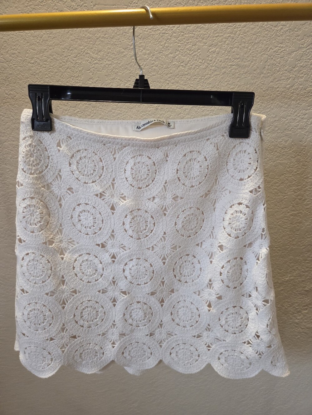 Abercrombie & Fitch White Crochet Circle-Pattern Mini Skirt- Size Medium
